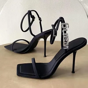 2024 Стиль Квадратный носок Женщины Сандалии Хрустальные буквы Декоративные Женщины Высокие Каблуки Сексуальная Обувь Женская Банкетная Свадебная Обувь Женщины