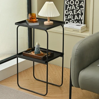 Несколько маленьких столиков у дивана, небольшой журнальный столик в гостиной, хозяйственный угловой столик, минималистичный мини